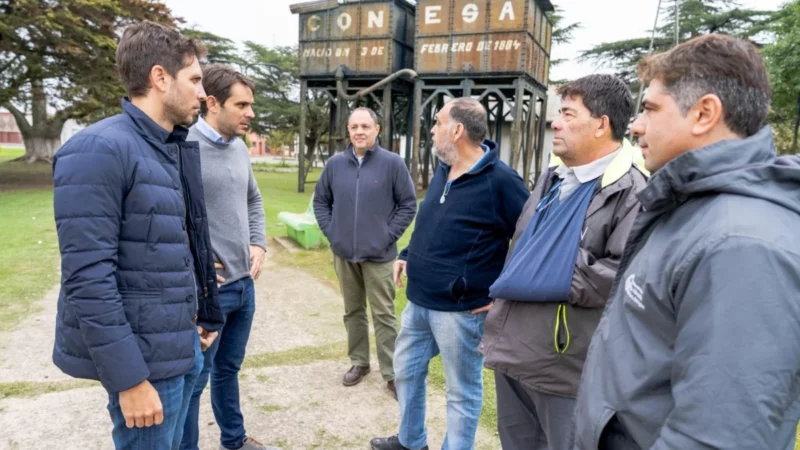 El Intendente Manuel Passaglia y el Diputado Provincial Santiago Passaglia recorren la plaza de Conesa, donde se realizarán trabajos de mejora.