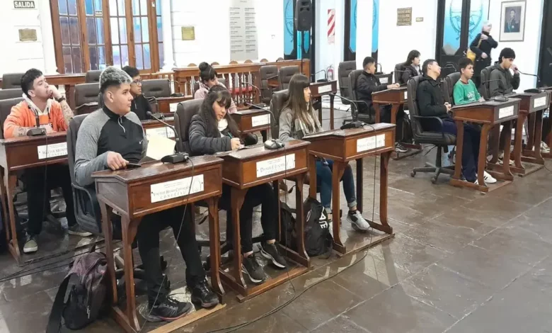 Estudiantes y docentes de la Escuela Secundaria N°7 visitaron el Honorable Concejo Deliberante de San Nicolás, participando en debates y aprendiendo sobre el funcionamiento legislativo.