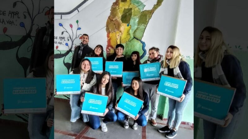 Entrega de notebooks en escuela secundaria 6 de Bº Fonavi.