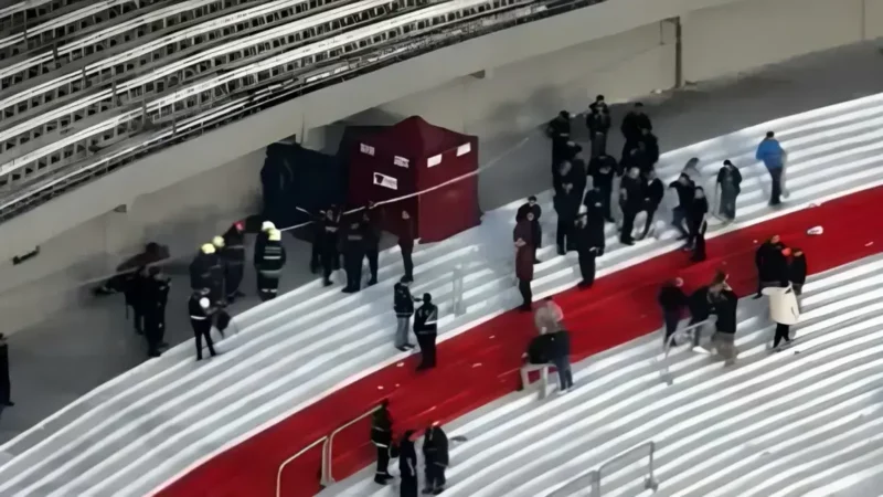 Durante el partido, un hincha de River Plate perdió la vida al caer desde la tribuna, llevando a la suspensión del encuentro. Últimas noticias sobre el incidente