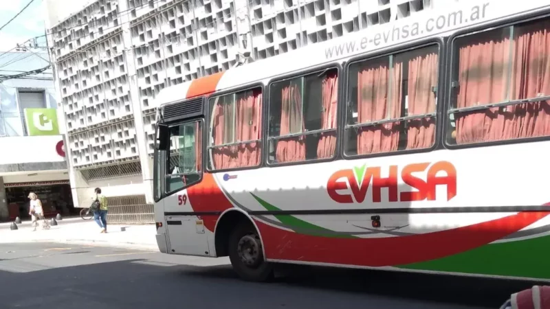 San Nicolás en vilo por el paro de transporte: la UTA levanta la medida en plena madrugada, incertidumbre entre los ciudadanos