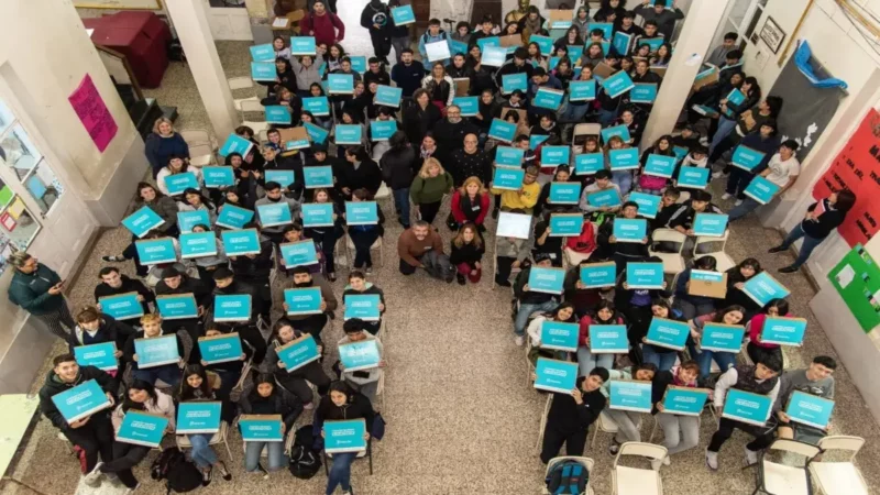 Autoridades educativas y representantes de gremios se unen para entregar notebooks a estudiantes de secundaria en San Nicolás, promoviendo la igualdad de oportunidades.