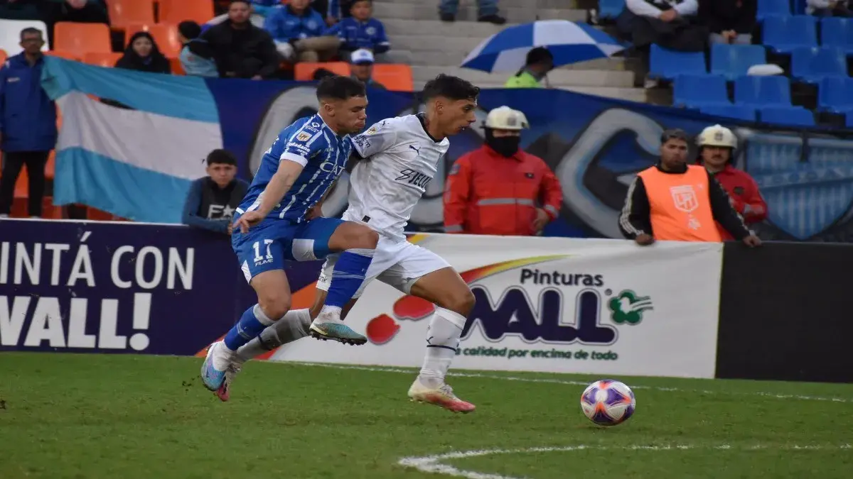 Independiente pierde 2-1 ante Godoy Cruz en un partido crucial de la Liga Profesional. Impacto en el equipo y en la lucha por la tabla.