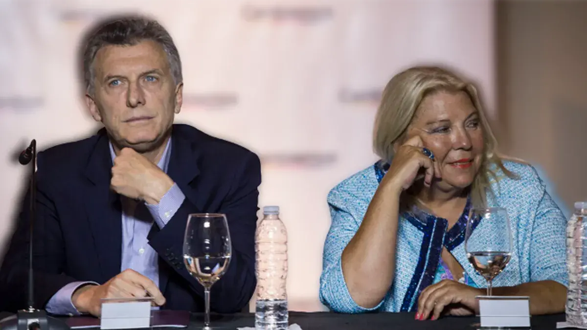 Mauricio Macri responde con ironía a acusaciones de Elisa Carrió, afirmando ser Batman y salir a combatir el crimen. Expone su liderazgo en evento en Córdoba.