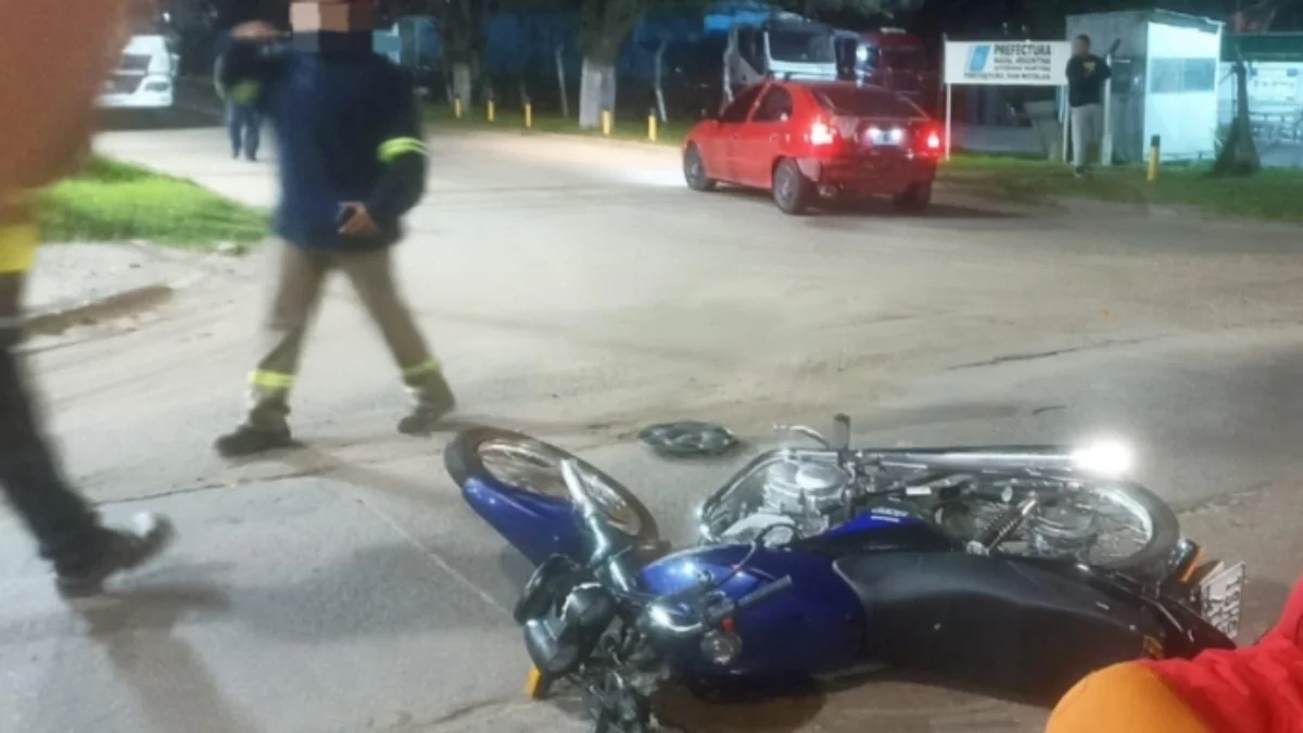 Accidente entre un automóvil y una motocicleta deja una joven herida en Román Subiza.