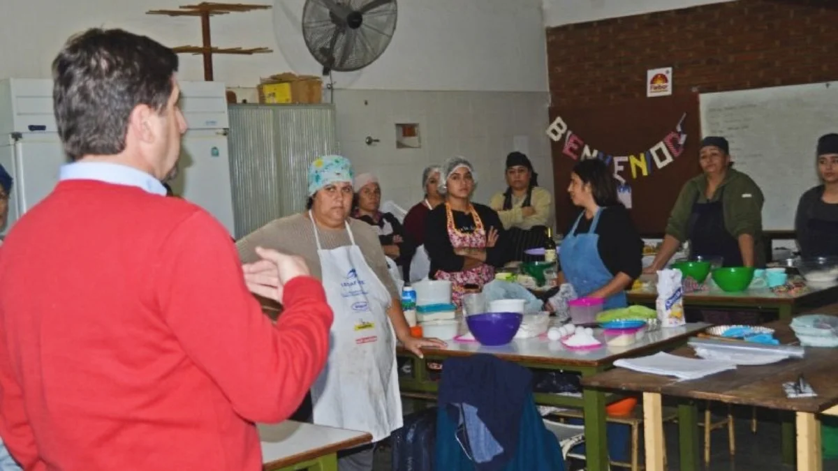 La Municipalidad de Ramallo y la Escuela Profesional N° 401 entregan Carnets de Manipuladores de Alimentos a los participantes del taller de pastelería.