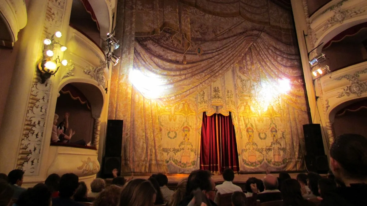 Los espectáculos del Teatro San Nicolás ofrecen una experiencia única para los amantes de la música y la danza.