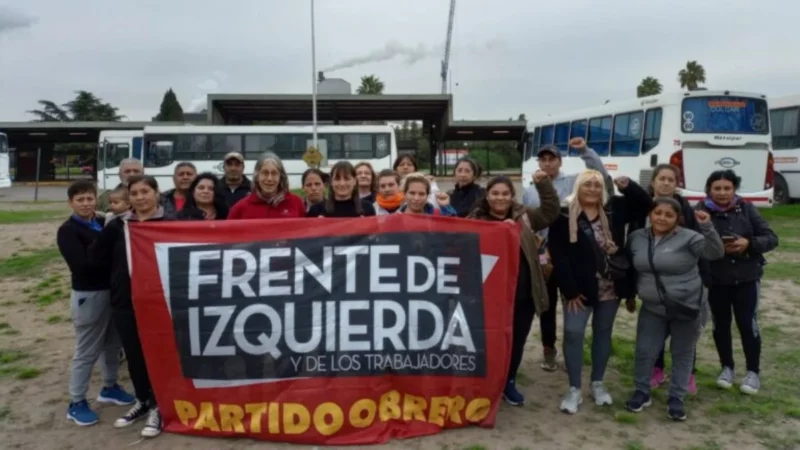 Romina Del Plá, precandidata a Senadora por el Partido Obrero, conversa con trabajadores en la puerta de la fábrica Siderar durante su recorrido por San Nicolás.Romina Del Plá, precandidata a Senadora por el Partido Obrero, conversa con trabajadores en la puerta de la fábrica Siderar durante su recorrido por San Nicolás.