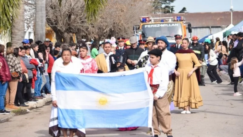 Historia viva en movimiento: Desfile cívico militar y tradicionalista