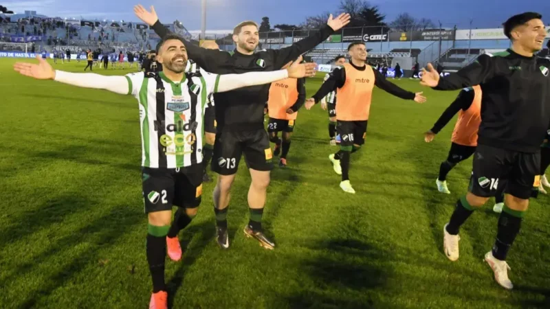 Villa Mitre avanza a octavos tras vencer a Godoy Cruz en emocionante tanda de penales. Arquero Moyano, figura clave.