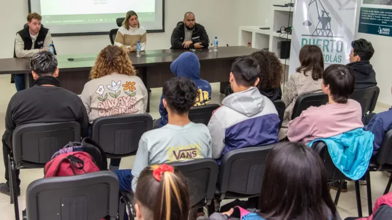 Estudiantes visitan el Puerto de San Nicolás