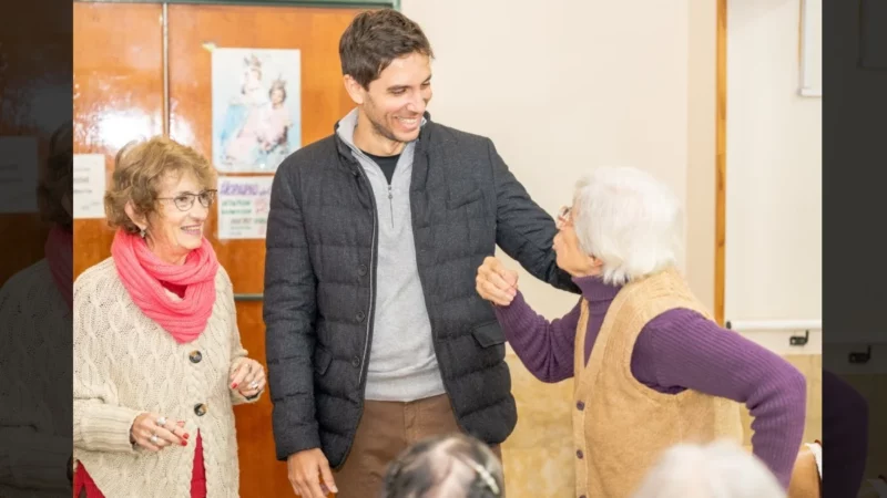 Un Momento Emotivo: Compartiendo con los Adultos Mayores del Hogar Del Carmen