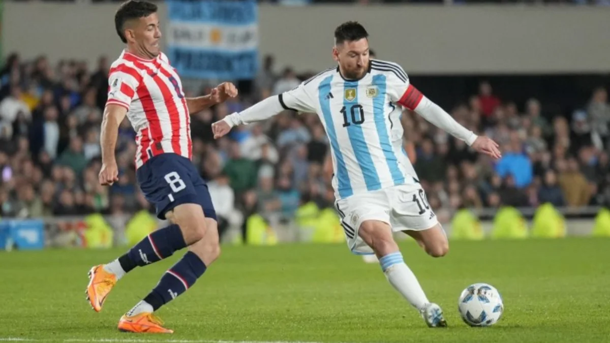 Lionel Messi, el capitán de la Selección argentina, se confirmó como titular para el enfrentamiento de esta noche contra Perú en la ciudad de Lima, en el marco de la cuarta fecha de las Eliminatorias Sudamericanas rumbo al Mundial de Estados Unidos, México y Canadá.