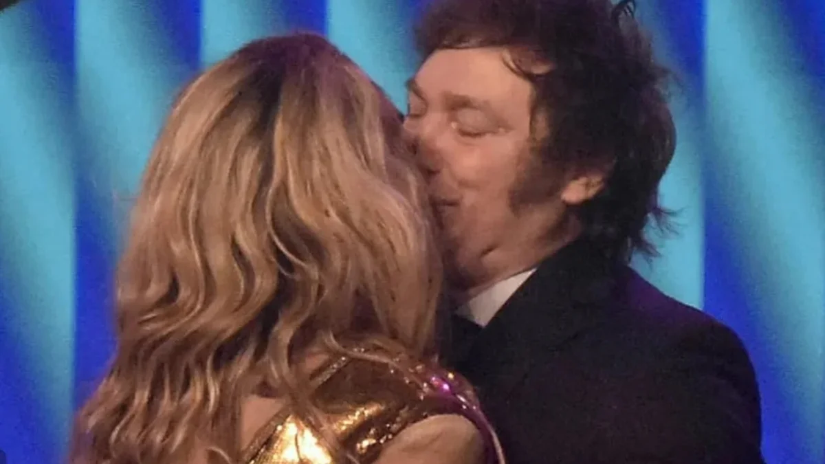 El apasionado beso de Javier Milei y Fátima Florez en el escenario de Mar  del Plata