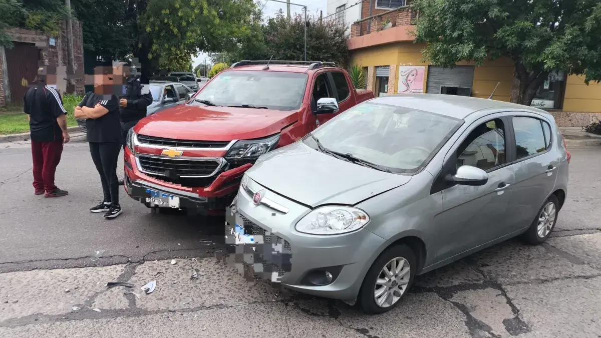 Colisión entre una Chevrolet S10 y un Fiat Palio en Pringles y Roca